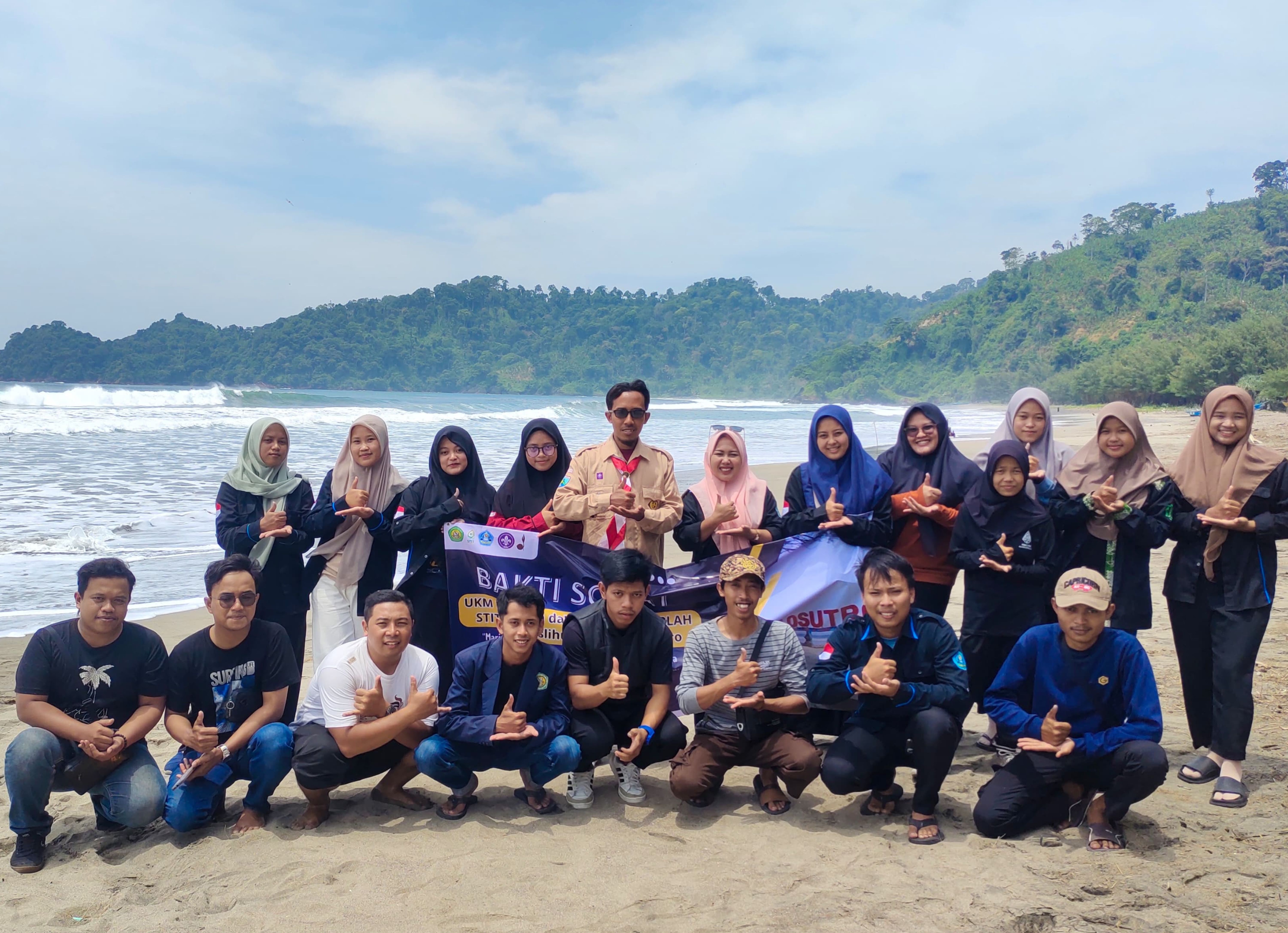 Baksos di Pantai Jolosutro, UKM Pramuka: Implementasi Dasa Dharma