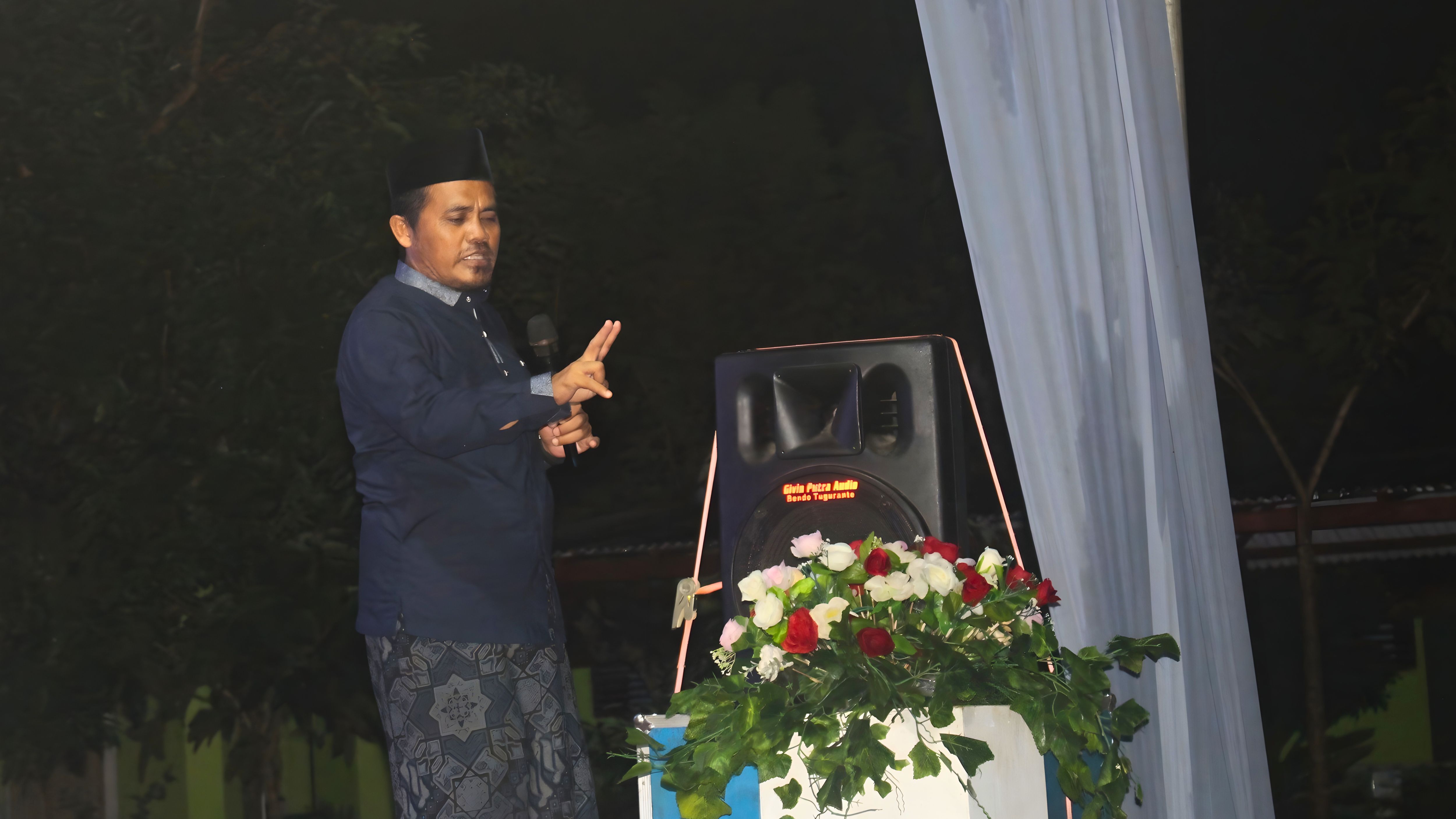 Jamaah Padati Lapangan Gaprang, KH Ahmad Sulthon Bakar Semangat Civitas Akademika STIT Al-Muslihuun