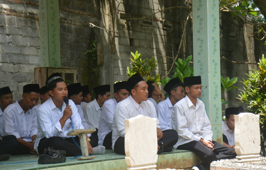 Merajut Tradisi Pesantren: Mahasiswa Baru STIT Al-Muslihuun Ziarahi Makam Pendiri Yayasan di Sela Ke