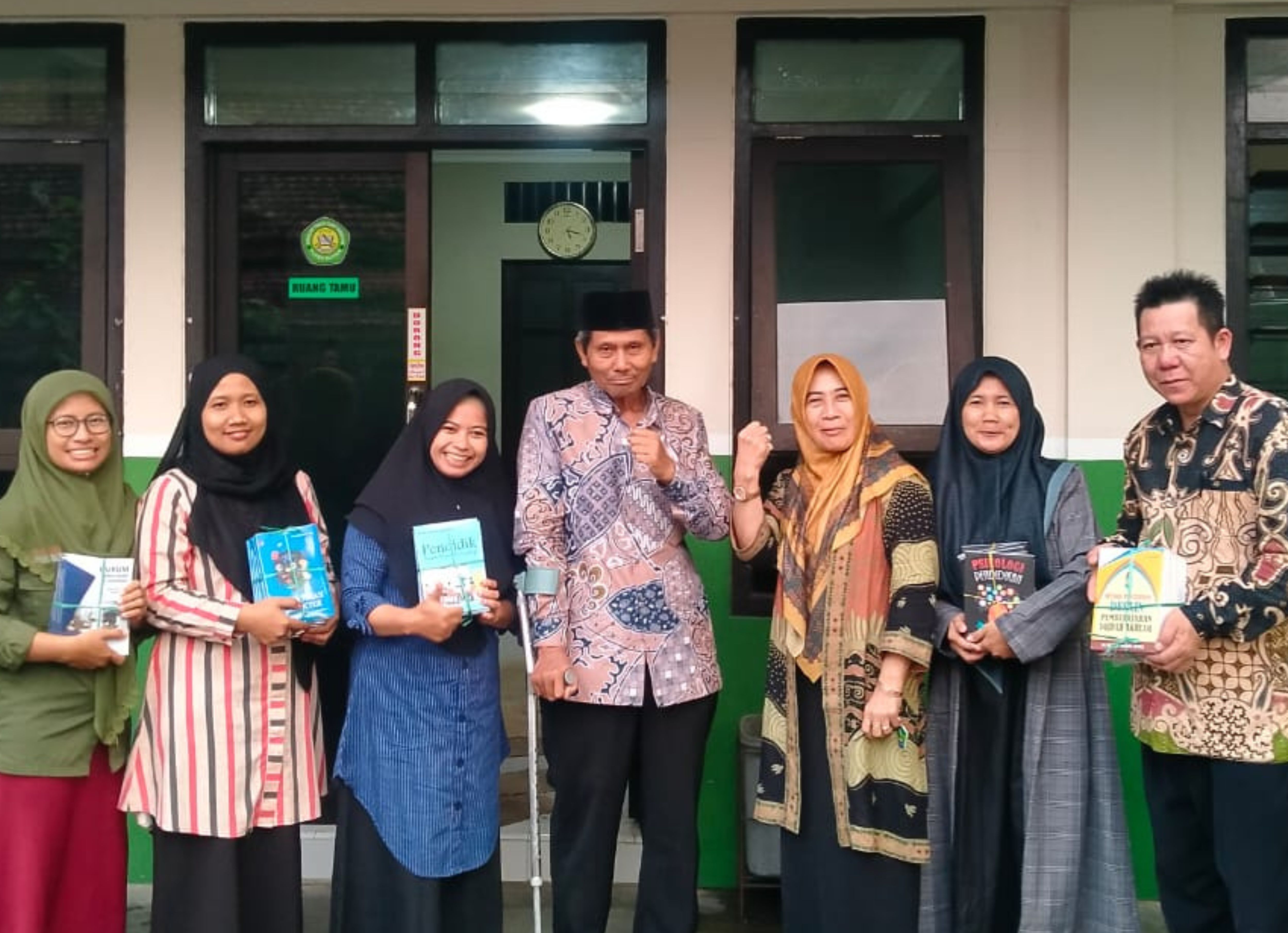 Perkaya Khazanah Keilmuan, STIT Al-Muslihuun Peroleh Wakaf Buku dari Guru Besar UIN Satu Tulungagung
